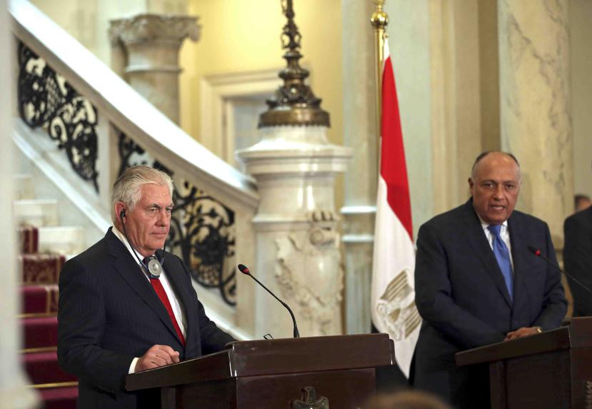 En la foto el secretario de estado de Estados Unidos, Rex Tillerson, a la izquierda, y el ministro egipcio de Exteriores, Sameh Shoukry. (AP)