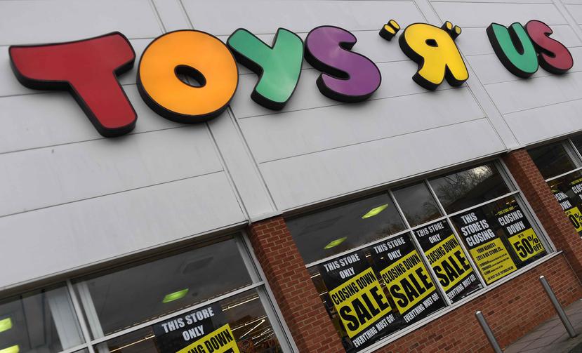Fotografía de archivo del 9 de febrero de 2018 que muestra el logotipo de la cadena de venta de juguetes estadounidense Toys 'R' Us en una tienda de Londres. (AP)