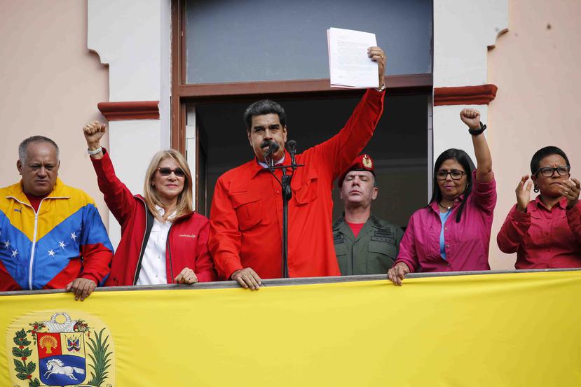 El presidente venezolano Nicolás Maduro anuncia que rompe relaciones diplomáticas con Estados Unidos frente a sus simpatizantes desde un balcón del palacio de gobierno en Caracas, Venezuela. (AP)