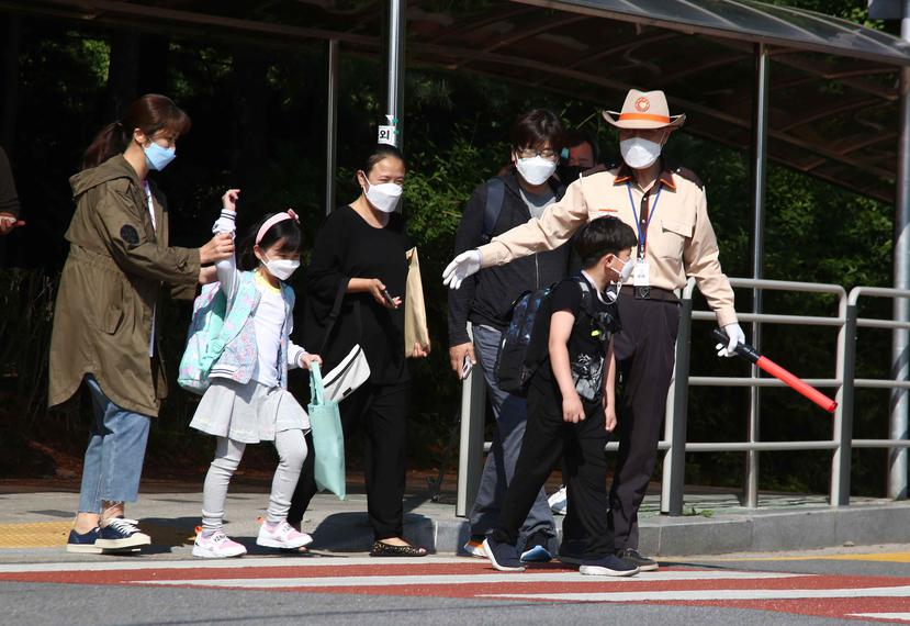 Estudiantes acuden a la escuela elemental de Wolgok en Seúl, Corea del Sur. (EFE)