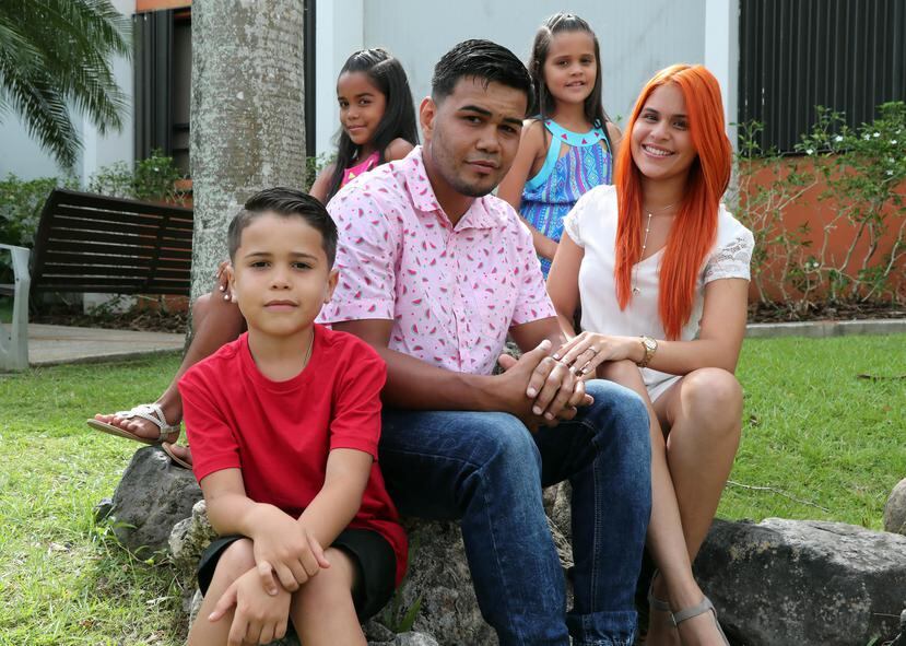 Jesús Rojas Díaz con su compañera Yeslián Rebollo y sus hijos, Jesús Jr. (7 años), Jenniliz (10) y Jaimiliz (8).