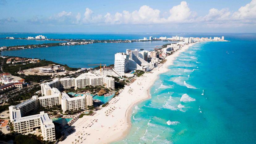 Con su centenar de hoteles, playas cristalinas y atracciones arqueológicas a corta distancia, Cancún atrae a millones de turistas cada año.
