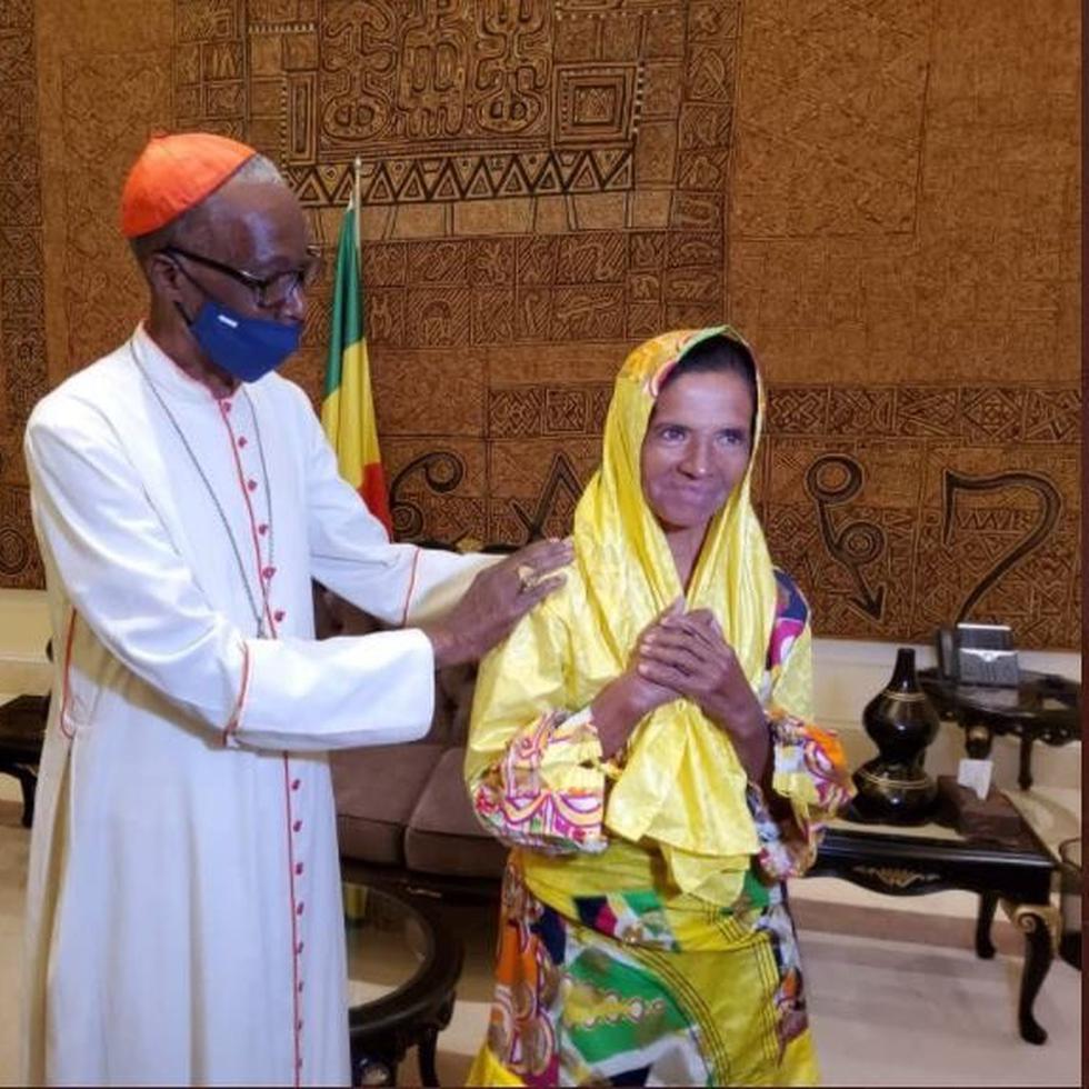 cedida por la presidencia de Malí de un momento de la liberación de la religiosa colombiana Gloria Narvaez (d) junto a un representante de la iglesia hoy, en Karangasso (Malí). (EFE/ Presidencia De Malí)