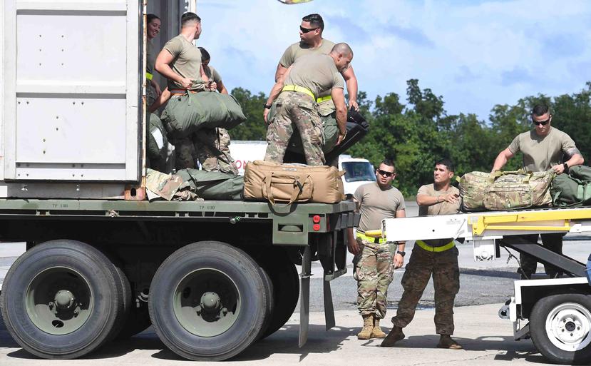 Soldados de la Reserva en Puerto Rico del Ejército de los Estados Unidos montan la carga en un avión antes de irse a Afganistán.