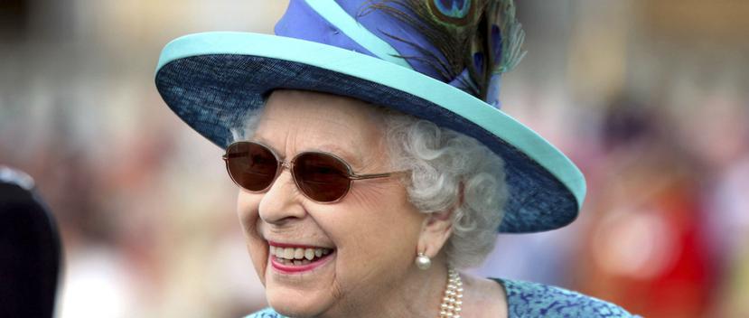 El palacio hizo el anuncio el viernes luego que la reina fue vista usando lentes de sol en varios eventos públicos recientes. (AP)