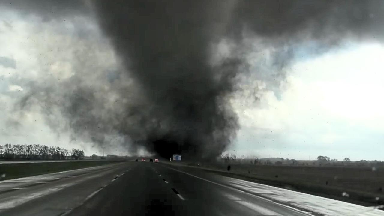 Poderoso tornado toca tierra en Nebraska y todo quedó grabado