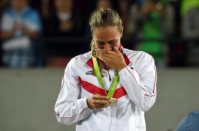 Mónica Puig no pude contener las lágrimas en el podio mientras aprecia la medalla de oro conquistada. Su presea fue la primera dorada en la historia olímpica de Puerto Rico. (Archivo / GFR Media)