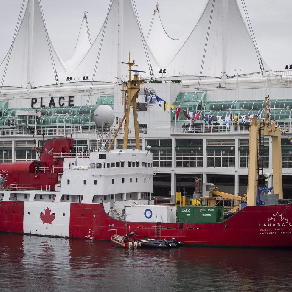 El barco Polar Prince se ve anclado en Vancouver, Columbia Británica, el 23 de octubre de 2017.  Hay una operación en marcha para localizar un sumergible desaparecido con cinco personas a bordo cuando se dirigía al deteriorado pecio del crucero transocéanico Titanic. (Darryl Dyck/The Canadian Press via AP)