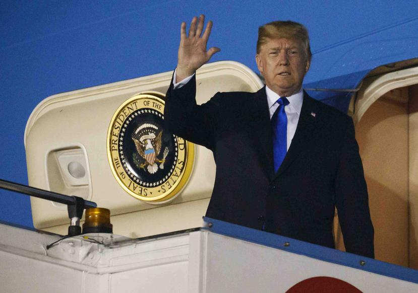 El presidente estadounidense Donald Trump llega a la base aérea Paya Lebar para una reunión con el líder norcoreano Kim Jong Un, el domingo 10 de junio de 2018, en Singapur.  (AP)