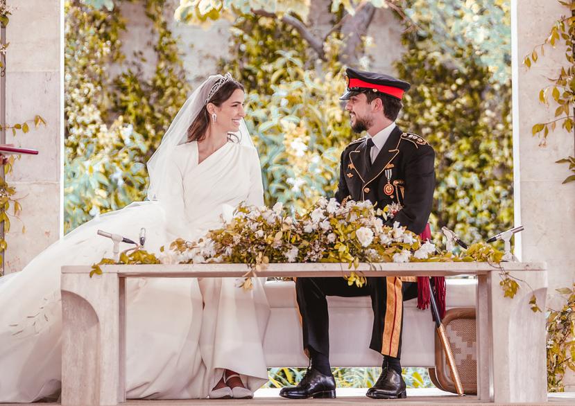 El príncipe heredero jordano Husein bin Abdalá II y la arquitecta saudí Rajwa Al Saif durante la ceremonia de su boda en Amán.