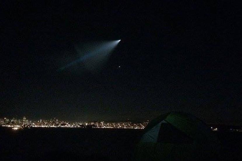 Fotos y vídeos de la misteriosa luz fueron publicados en redes sociales. (Captura / Twitter)