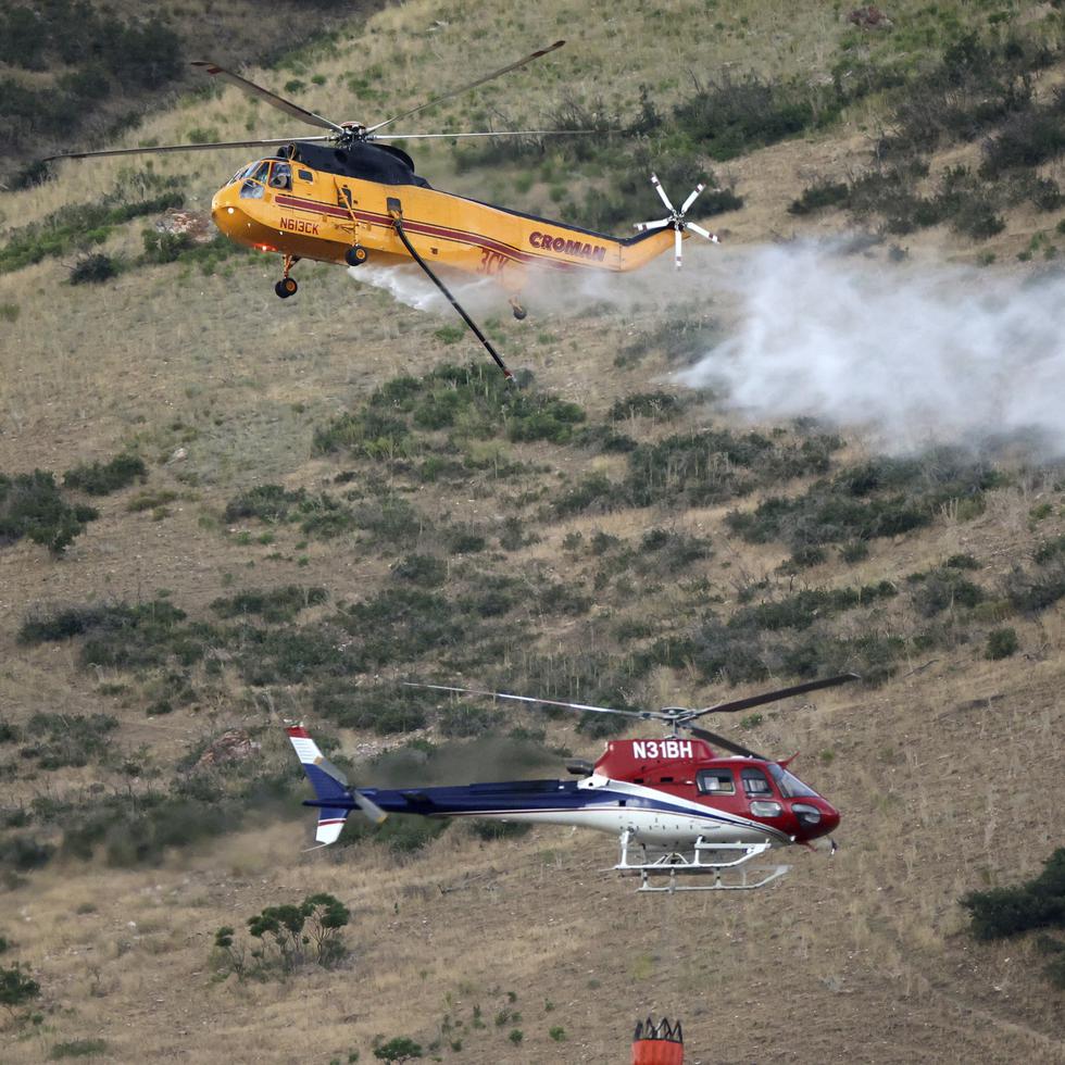 Dos helicópteros combaten un incendio en Springville, Utah.