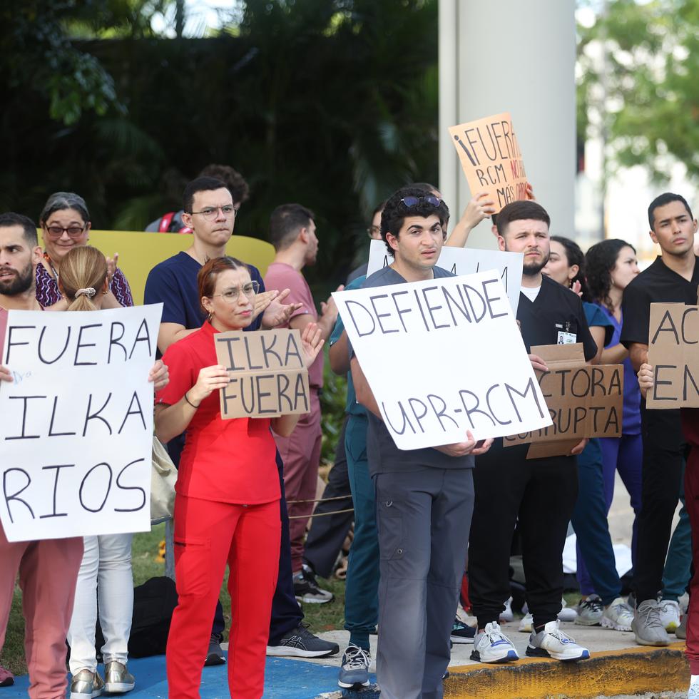 La designación de Ilka Ríos Reyes como rectora en propiedad del Recinto de Ciencias Médicas de la UPR ha generado manifestaciones en rechazo por parte de la comunidad universitaria. En la foto, la protesta celebrada durante la mañana de ayer.