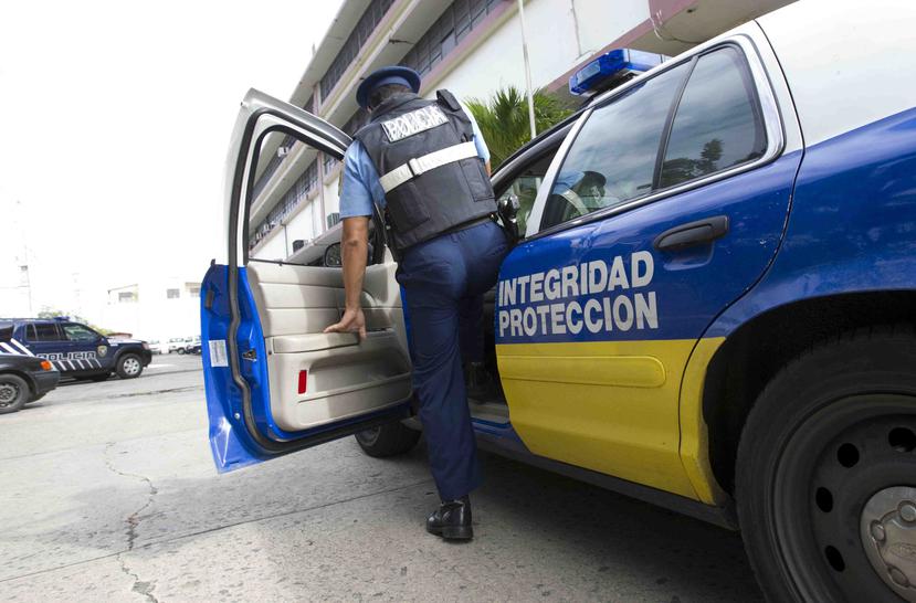 Posteriormente, otros policías arrestaron a los tres ocupantes de la guagua en el barrio Cerro Gordo de Bayamón. (Archivo GFR Media)
