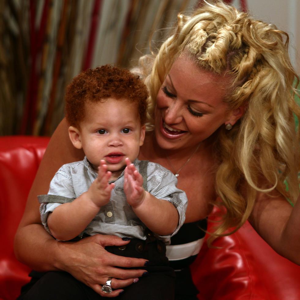 En 2012 Angelique Burgos "Burbu", le celebró el primer cumpleaños a su hijo Sailh Elías en el programa "Pégate al mediodía" de Wapa TV.