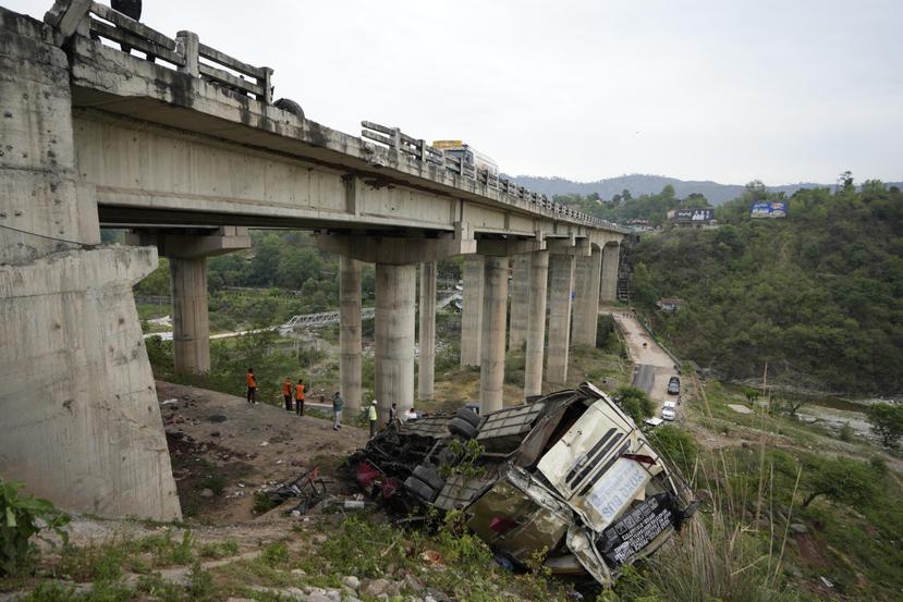 Un equipo de rescate inspecciona los restos después de que un autobús que transportaba a peregrinos hindúes a un santuario se deslizó desde un puente de carretera hacia un desfiladero del Himalaya cerca de Jammu, India.
