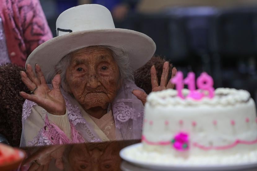 ulia Flores Qolque, más conocida cómo "Mamá Julia" y considerada la mujer más longeva de Bolivia y probablemente del mundo, celebra con el traje típico de Cochabamba sus 118 años. (Agencia EFE)