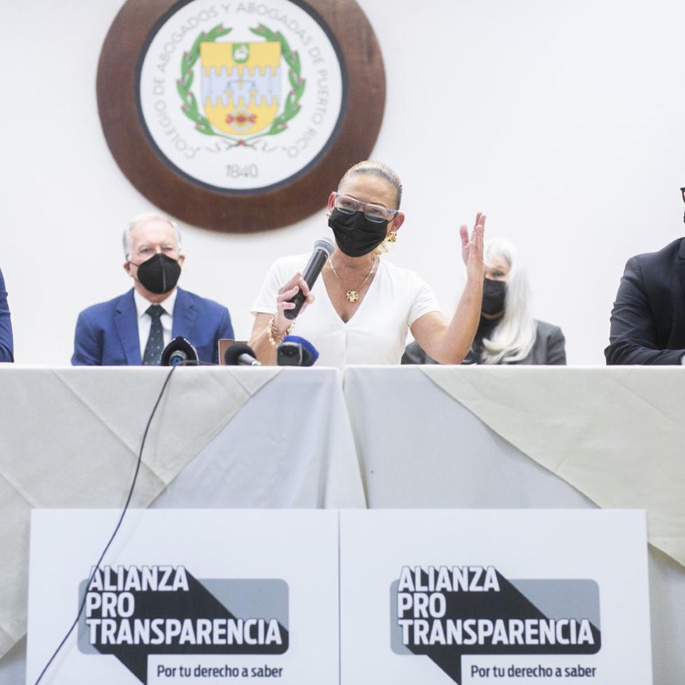De izuquiera a derecha, Luis Guardiola, presidente del OPC; Damaris Suárez, presidenta de la Asppro, y Rafelli González, abogado de la Asppro, durante el anuncio de la creación de la Alianza Pro Transparencia en el Colegio de Abogados y Abogadas.