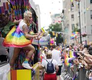 Frankie Grande se dirige a una multitud durante el desfile por el Orgullo LGBTQ+ el domingo 23 de junio de 2023, en la ciudad de Nueva York. (Foto por Charles Sykes/Invision/AP)