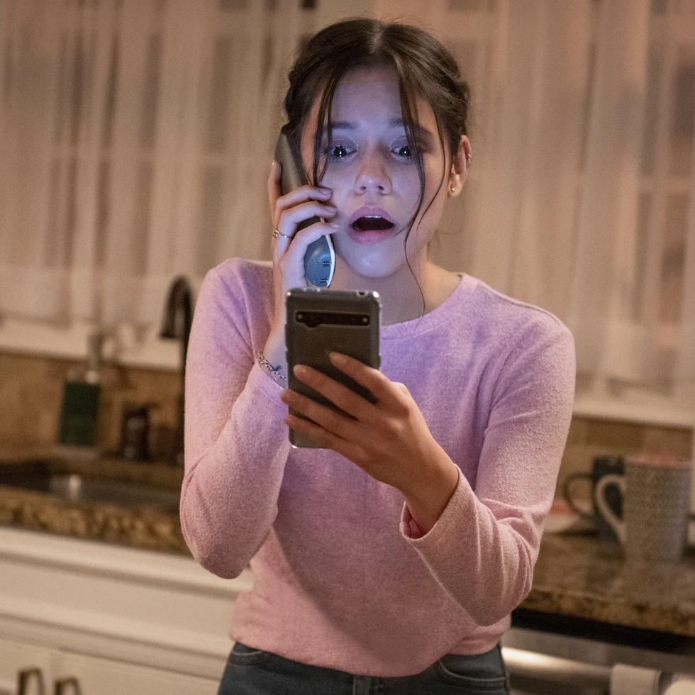 La película cuenta con un nuevo elenco joven. En la imagen, la actriz Jenna Ortega en una escena de "Scream".
