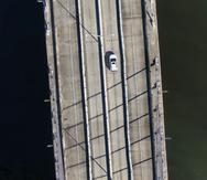 Toma aérea del puente atirantado de Naranjito.