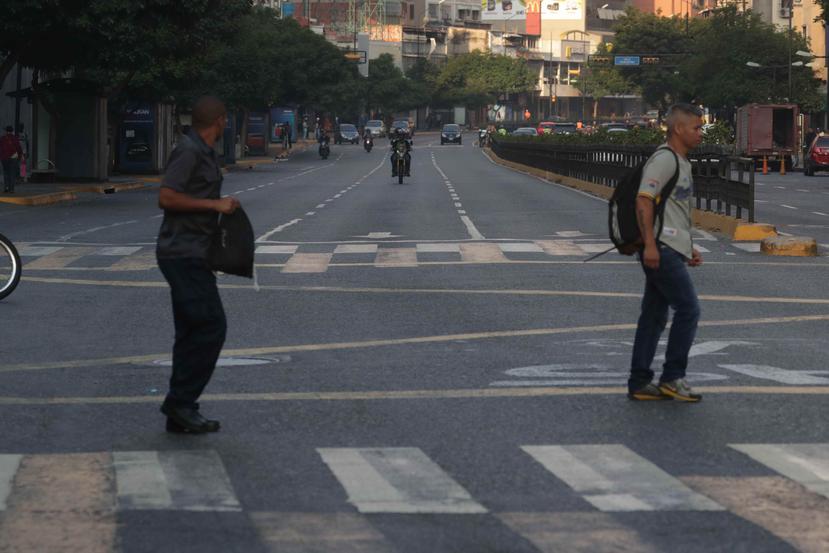 Peatones cruzan una calle en Caracas, Venezuela. (EFE)