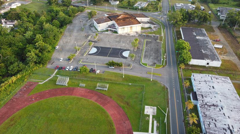 En esta foto aérea se observa la cancha de balonmano que ubica en un predio del estacionamiento del coliseo Benigno Ramos Carrión, de Naguabo.