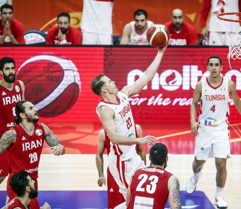 Michaell Roll, de Túnez, durante el partido contra Irán. (FIBA)