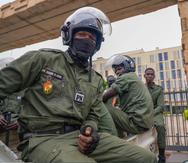 Policías nigerinos sentados ante las oficinas de aduanas en en Niamey, Níger.