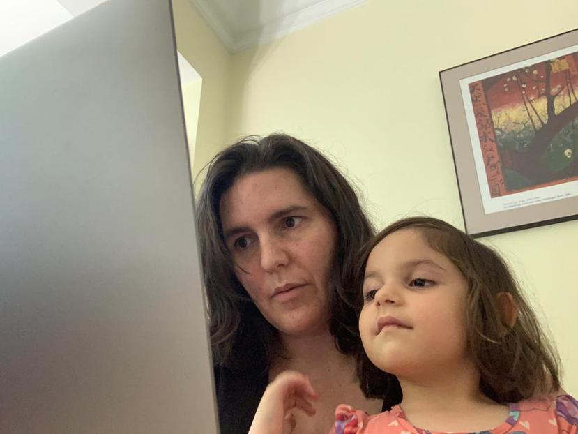 Karín Menéndez-Delmestre con una de sus hijas en su oficina residencial. (Suministrada)