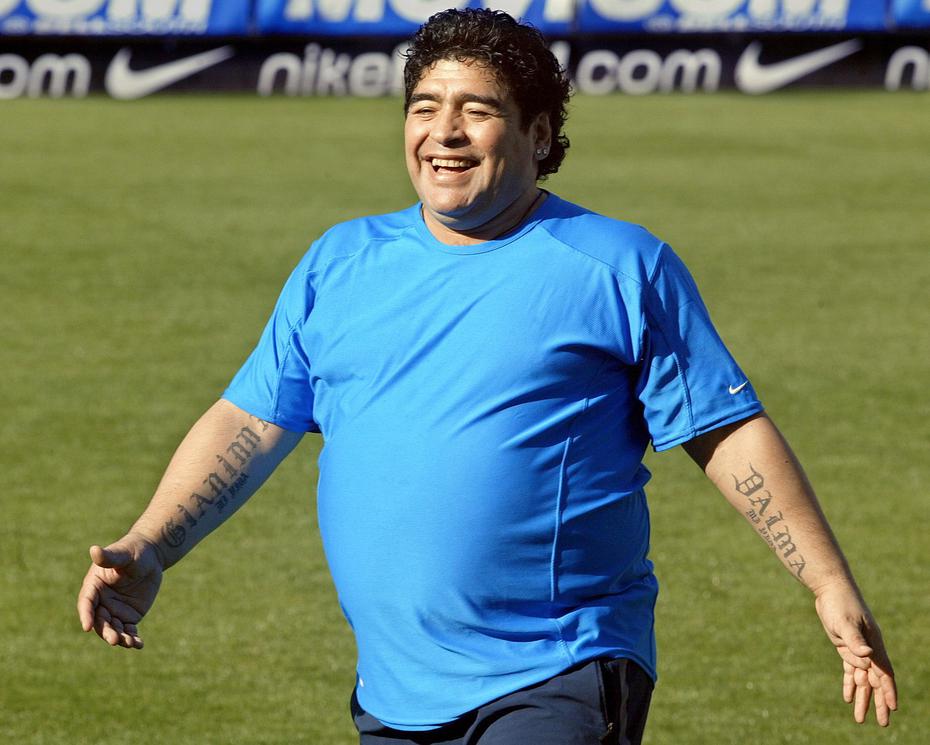 Luego de una exitosa carrera en el campo de juego, el exfutbolista Diego Armando Maradona aumentó considerablemente de peso y en el 2005 se sometió a un baipás gástrico. (Archivo)