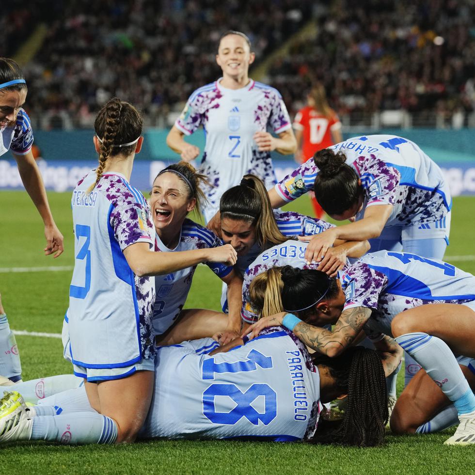 La española Laia Codina recibe la felicitación de sus compañeras al marcar el cuarto tanto de su equipo en el partido de octavos de final del Mundial femenino contra Suiza, en Eden Park, Auckland, Nueva Zelanda.
