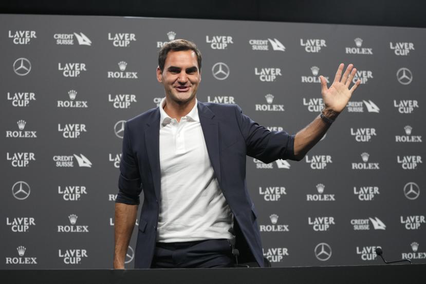 El suizo Roger Federer saluda durante una conferencia de prensa el miércoles en Londres.