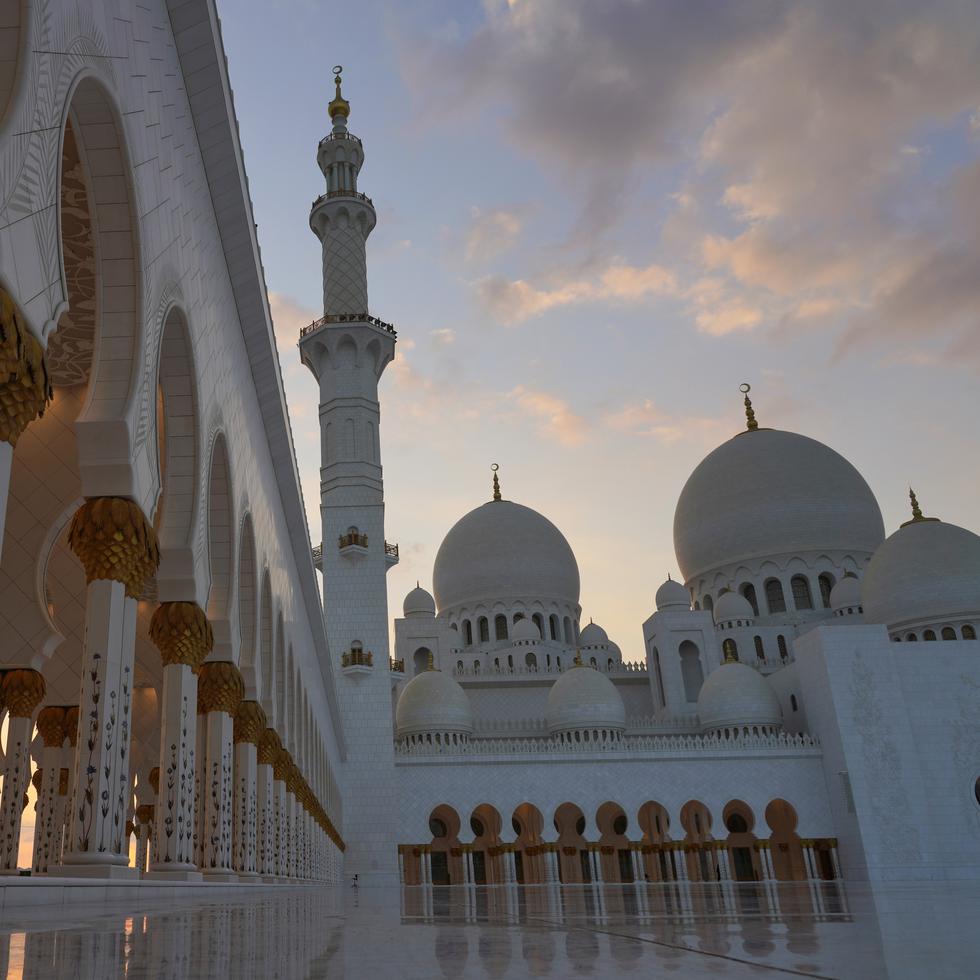 Turistas pasean junto a la Gran Mezquita de Sheikh Zayed en Abu Dabi, Emiratos Árabes Unidos.