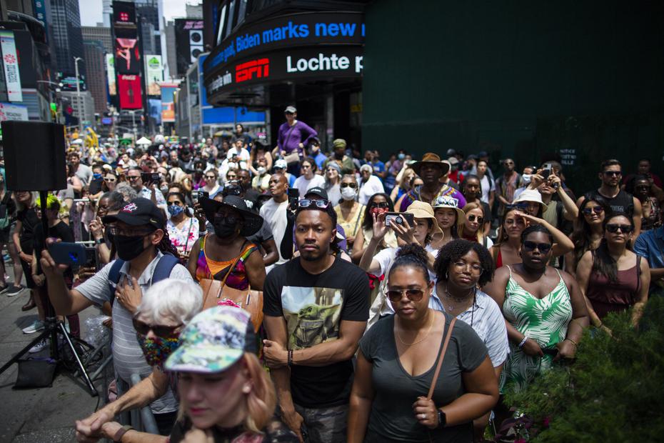 La gente intenta ver un evento gratuito al aire libre organizado por The Broadway League mientras las celebraciones se llevan a cabo en Times Square.