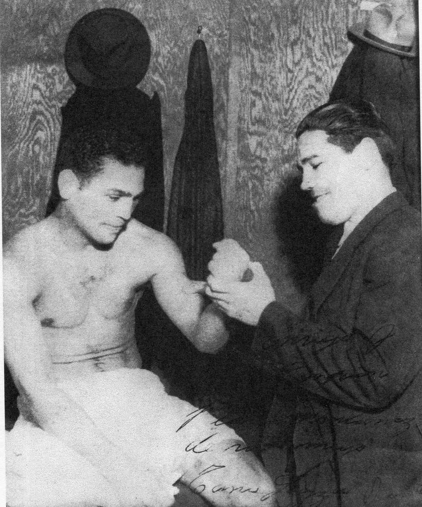 Un amigo de Pedro Montañez le examina al puño durante un campamento de entrenamiento. (Foto cortesía / Libro La Verdadera Historia de Pedro Montañez)
