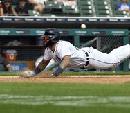 Javier Báez se desliza hacia home con un elevado de sacrificio de Jeimer Candelario en el sexto inning del partido contra los White Sox.