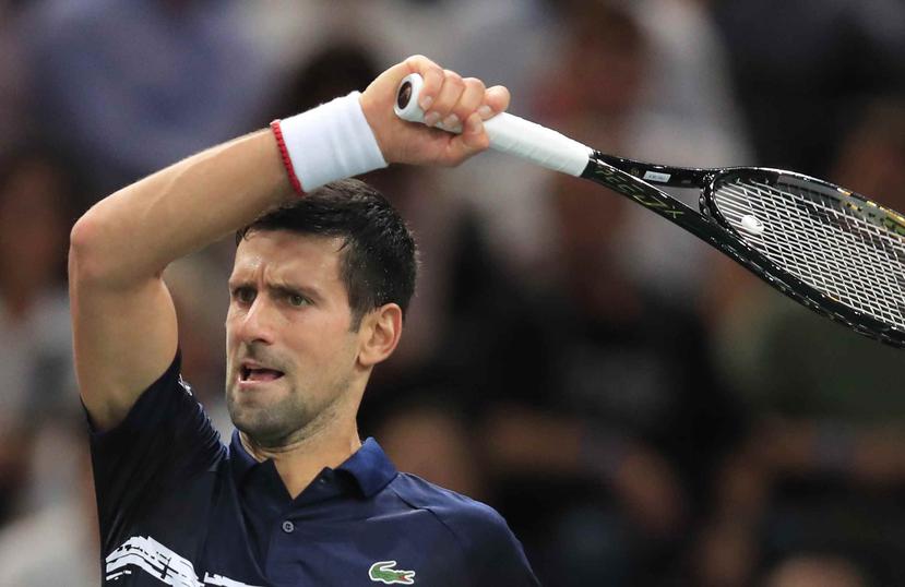 El serbio Novak Djokovic devuelve ante el británico Kyle Edmund en la tercera ronda del Masters de París. (AP / Michel Euler)