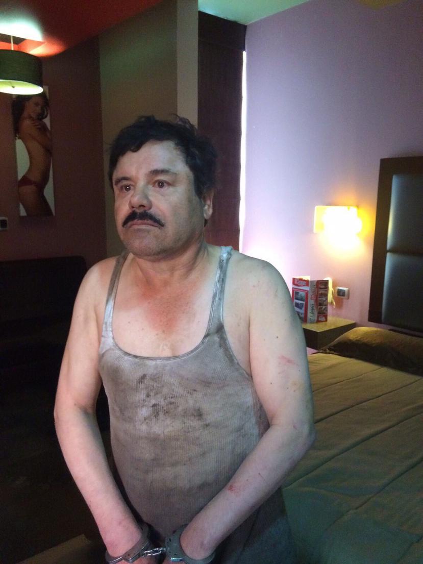 Fotografía de archivo fechada el 8 de enero de 2016, que muestra al narcotraficante Joaquín "El Chapo" Guzmán momentos después de ser capturado en Los Mochis, Sinaloa. (EFE).
