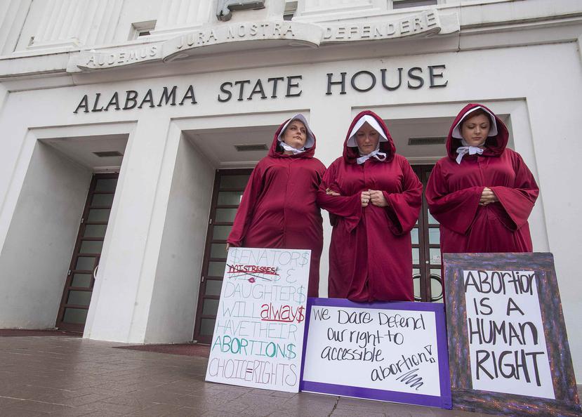 Una protesta contra la ley que pretende restringir el derecho al aborto en Montgomery, Alabama el 17 de abril del 2019. (AP)