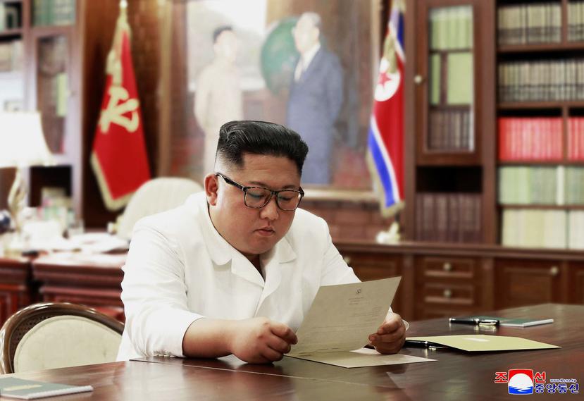 El gobernante norcoreano Kim Jong Un lee una carta del mandatario estadounidense Donald Trump. (AP)