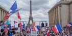 Miles de manifestantes de reúnen el sábado 24 de julio de 2021 en la Plaza del Trocadero, cerca de la Torre Eiffel, para oponerse a la vacunación obligatoria y otras medidas contra el COVID-19, en París.