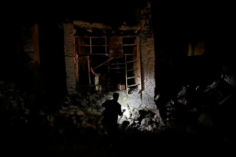 Afganos buscan sobrevivientes del sismo en Gayan, una aldea en la provincia Paktiká, Afganistán.