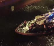 Marineros rescatados viajan en un bote después de bajar del petrolero Silver Muna, el miércoles 14 de diciembre de 2022, en Nueva York.