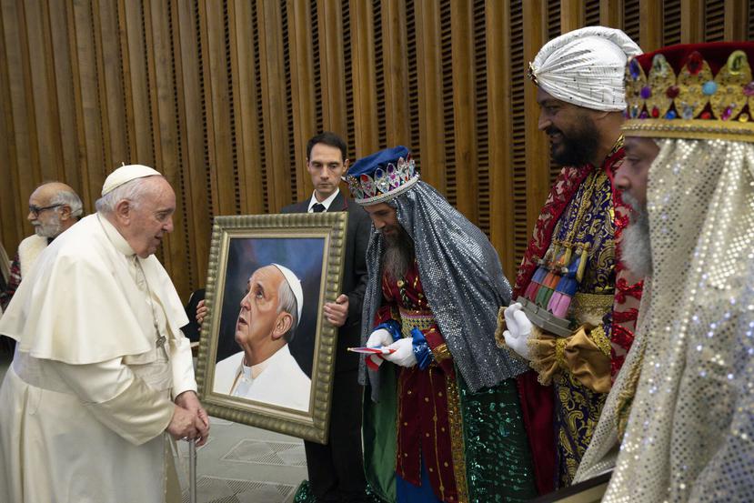 The Three Wise Men from Juana Díaz presented Pope Francis with the portrait painted by Felipe Rivera. (Simone Risoluti)