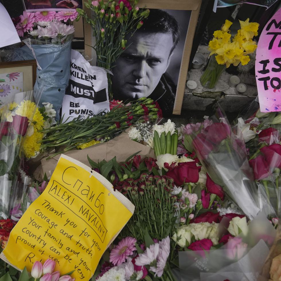 Personas han dejado fotos y arreglos florales en honor a Alexei Navalny frente a la sede de la Embajada de Rusia en Londres.
