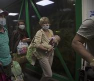 Turistas rusos se preparan para abordar un avión que los regresará a su país, desde el Aeropuerto Internacional Juan Gualberto Gómez de Varadero, Cuba.