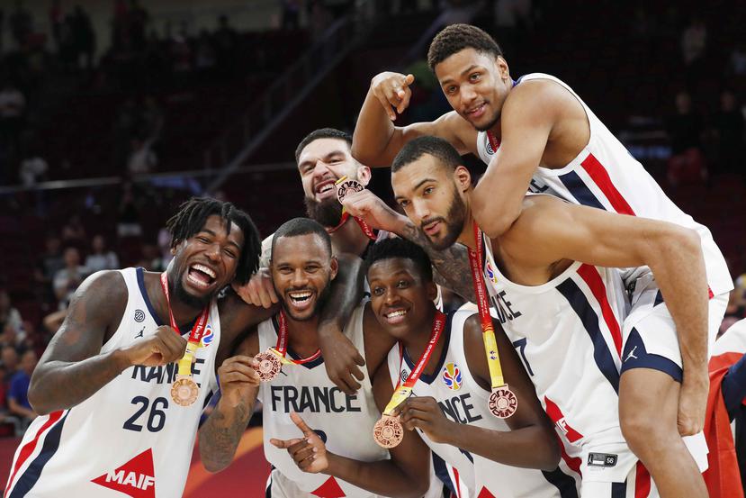 Los jugadores franceses posan con su medalla de bronce. (AP)