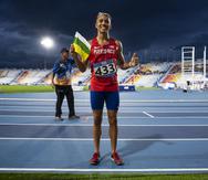 El medallista de oro, Héctor Pagán posa con la bandera de Barranquitas en el escenario de los Juegos Centroamericanos y del Caribe.