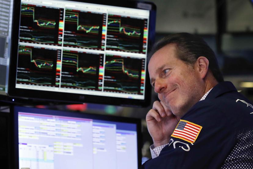 El especialista Glenn Carell trabaja en su puesto en el New York Stock Exchange. (AP)